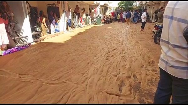 સુરતમાં વરાછા વિસ્તારની સોસાયટીઓમાં કાદવની નદી વહેતા લોકોને હાલાકી