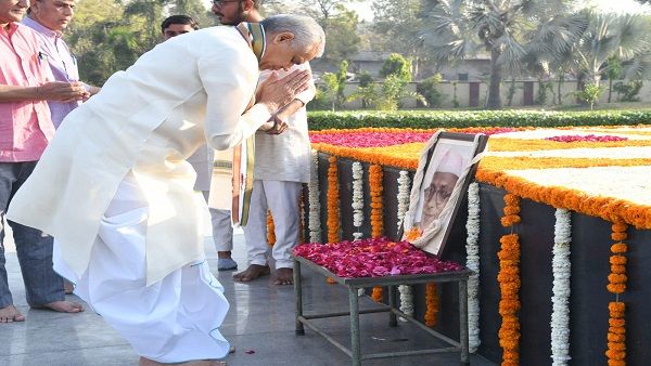 સ્વ. મોરારજીભાઈ દેસાઈની જન્મજયંતીએ અભયઘાટ પર રાજ્યપાલ આચાર્ય દેવવ્રતજીએ પુષ્પાંજલિ અર્પણ કરી