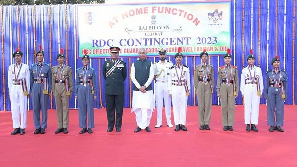 એનસીસીના નવ કેડેટ્સને રાજ્યપાલ આચાર્ય દેવવ્રતજી દ્વારા 'ગવર્નર મેડલ' અર્પણ