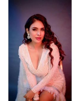 ડીપ નેકમાં તેના ક્લીવેજ ફ્લોન્ટ કરતી જોવા મળી