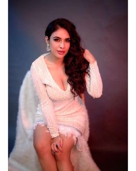 વ્હાઈટ ડિપ નેક શોર્ટ ડ્રેસમાં પોઝ આપ્યા