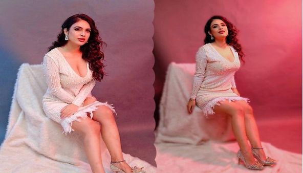 વ્હાઈટ ડિપ નેક ડ્રેસમાં નેહા મલિકે કેમેરા સામે પોઝ આપ્યા, ફોટો વાયરલ