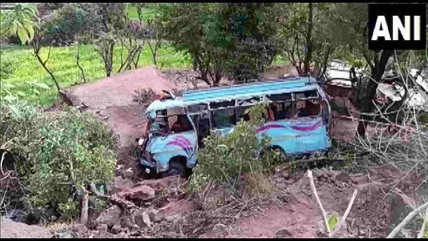 Jammu: શિવ ખોરી જઇ રહેલી બસ ખાઇમાં પડી, 2 લોકોના મોત, 19 ઘાયલ