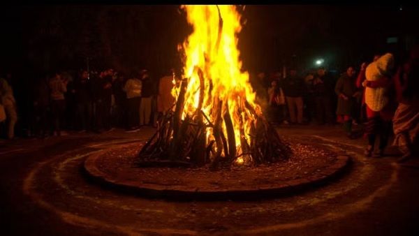 પ્રહલાદને હોલિકા સાથે અગ્નિમાં બાળવાની યોજના