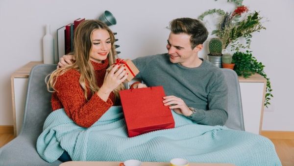 Valentine's Day : આટલુ કરશો તો વેલેન્ટાઈન ડે પર તમારી પાર્ટનર ખુશ થઈ જશે, જોઈ લો બજેટ ફ્રેન્ડલી ગિફ્ટ આઈડિયા