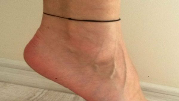 ગળામાં કાળો દોરો બાંધો