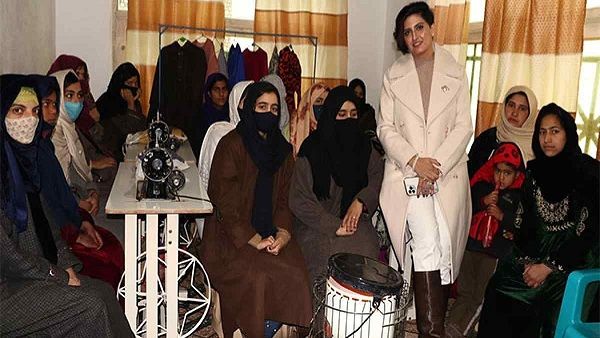 સ્થાનિક યુવતીઓનો વધી રહ્યો છે ઉત્સાહ સ્થાનિક યુવતીઓનો વધી રહ્યો છે ઉત્સાહ