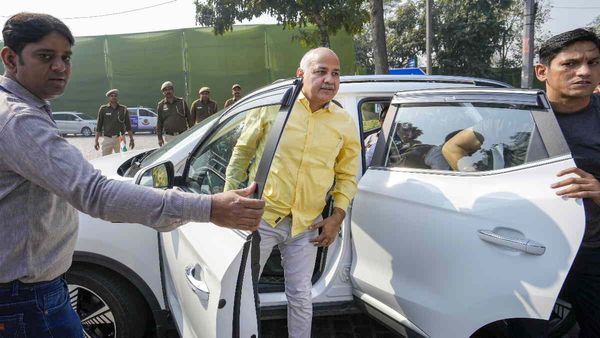 liquor scam: સુપ્રીમ કોર્ટે મનીષ સિસોદીયાની અરજી ફગાવી, હાઇકોર્ટ જવાની આપી સલાહ