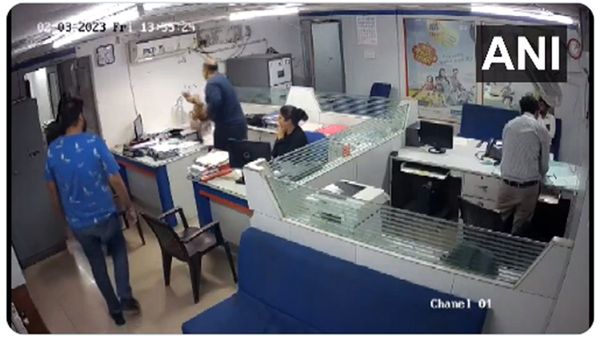 Crime News : બેંકમાં ઘુસીને બે ગ્રાહકોએ અધિકારીની કરી ધોલાઇ, જુઓ વીડિયો