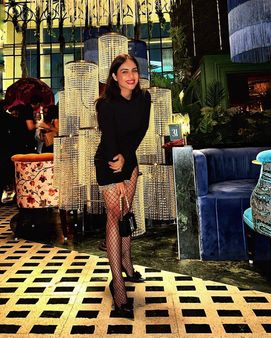 ઝૂલા પર બેસીને બિંદાસ્ત પોઝ આપી રહી છે ઝૂલા પર બેસીને બિંદાસ્ત પોઝ આપી રહી છે