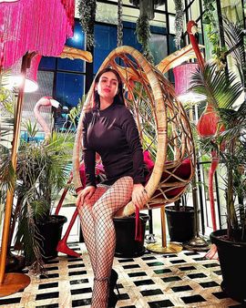 શોર્ટ ડ્રેસ સાથે સ્ટોકિંગ્સમાં કમાલની બોલ્ડ લાગી રહી છે શોર્ટ ડ્રેસ સાથે સ્ટોકિંગ્સમાં કમાલની બોલ્ડ લાગી રહી છે