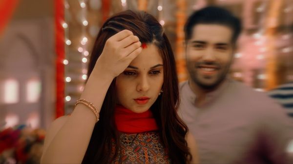 Sindoor na Upay : પતિ-પત્નીમાં રોજ થાય છે તકરાર, અપનાવો સિંદૂરના આ ઉપાયો