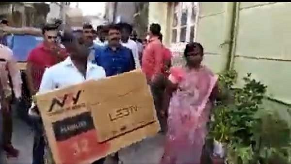 કોંગ્રેસના ધારાસભ્યો મફતમાં સ્માર્ટ ટીવીનું વિતરણ કરી રહ્યા છે કોંગ્રેસના ધારાસભ્યો મફતમાં સ્માર્ટ ટીવીનું વિતરણ કરી રહ્યા છે