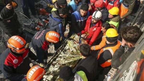 કાટમાળ નિચે ગૂંજી ચીસો