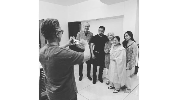 પાર્ટીમાં સલમાન ખાન માટે ફોટોગ્રાફર બન્યો આમિર ખઆન, ફેન્સે કહ્યુ પઠાણનો જલવો