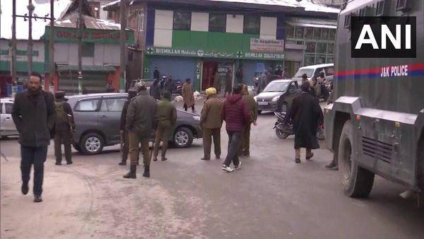 જમ્મુ કાશ્મીરના પુલવામાં ચાલી રહ્યો છે એન્કાઉન્ટર, એક આતંકવાદી ઠાર