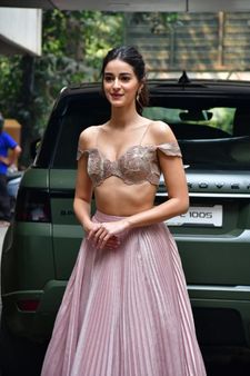 પિંક લહેંગામાં અનન્યા બાર્બી ડોલ લાગી રહી છે