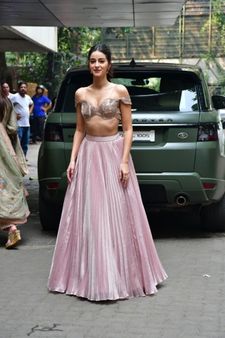 ડીપ નેક ઑફ શોલ્ડર બ્લાઉઝમાં કમાલ લાગી રહી છે