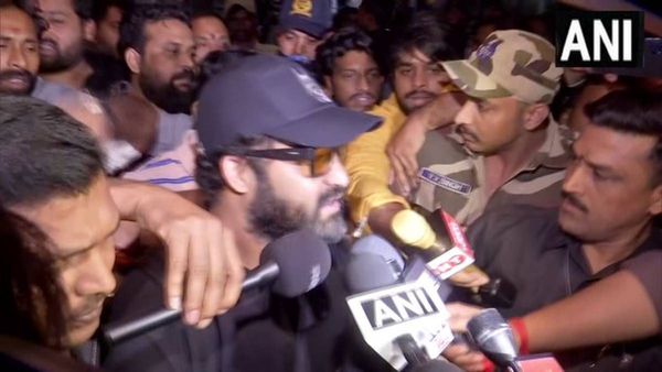 જુનિયર NTR પહોંચ્યા હૈદરાબાદ, કહ્યુ - મને RRR પર ખૂબ જ ગર્વ, આરઆરઆરને પ્રોત્સાહિત કરવા બદલ દરેક ભારતીયનો આભાર