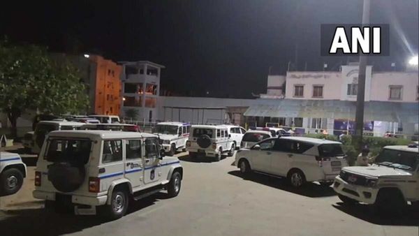 ગુજરાતની 17 જેલોમાં આખી રાત દરોડા, ઘણા ફોન જપ્ત, ગૃહમંત્રી સંઘવીએ કર્યુ લાઈવ મૉનિટરીંગ