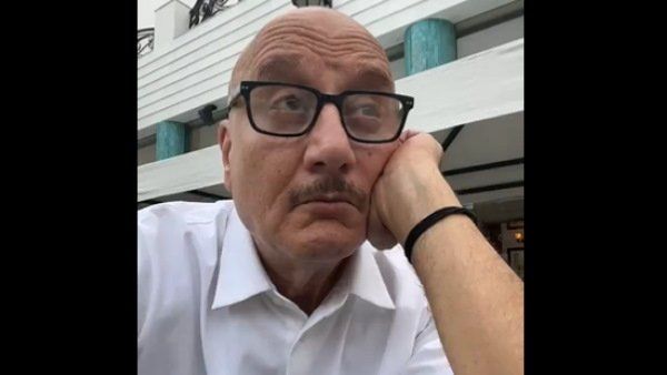 સતીશ કૌશિકના મૃતદેહને જોઈ રહેતા સતીશ કૌશિકના મૃતદેહને જોઈ રહેતા