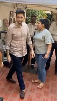 પરિણીતીએ કેમેરા સામે પોઝ આપ્યા પરિણીતીએ કેમેરા સામે પોઝ આપ્યા