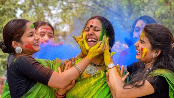 Holi 2023: હોળી રમતા પહેલા સ્કીન અને વાળ પર લગાવી દો આ સિક્રેટ વસ્તુઓ, કોઈ રંગ નહિ ચિપકે, ત્વચા રહેશે સેફ