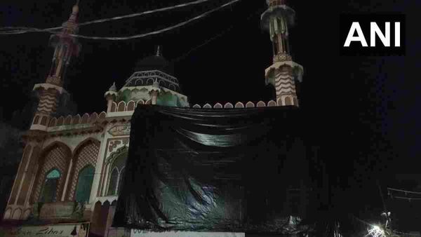 હોળી પહેલા અલીગઢમાં મસ્જિદોને તાડપત્રીથી ઢાંકવામાં આવી, ડ્રોનથી રખાઇ રહી છે નજર