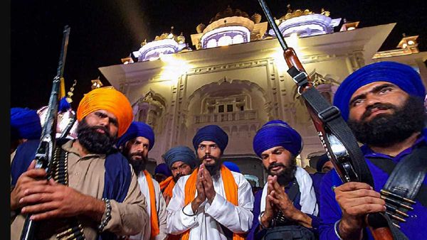 ગુલાબી પાઘડી, ચહેરા પર માસ્ક.., બાઇક પર ભાગતો દેખાયો અમૃતપાલ સિંહ