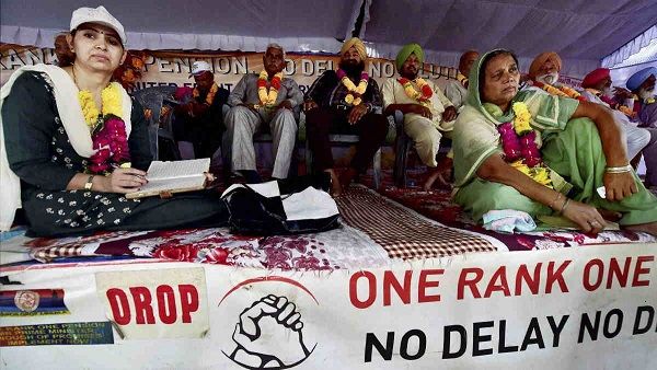 One Rank One Pension: સુપ્રિમ કોર્ટે નક્કી કરી ચુકવણીની ડેડલાઇન, 25 લાખ પૂર્વ સૈનિકોને મળશે રાહત