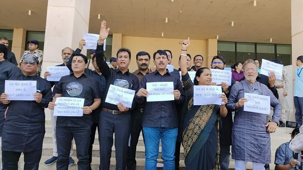 ગુજરાત વિધાનસભાના મુખ્ય દ્વાર પાસે કોગ્રેસનું વિરોધ પ્રદર્શન