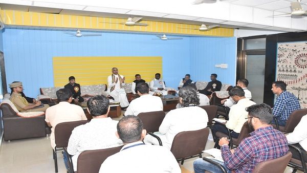 આહવા ખાતે ખેડૂતો અને એન.જી.ઓ. સાથે પ્રાકૃતિક કૃષિ અંગે સંવાદ કરતા રાજ્યપાલ આચાર્ય દેવવ્રતજી