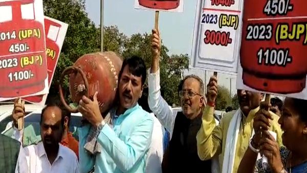 કોગ્રેસ દ્વારા મોધવારીનો ગેસના બાટલા લઇને વિધાનસભાના ગેસ પાસે વિરોધ કરવામાં આવ્યો