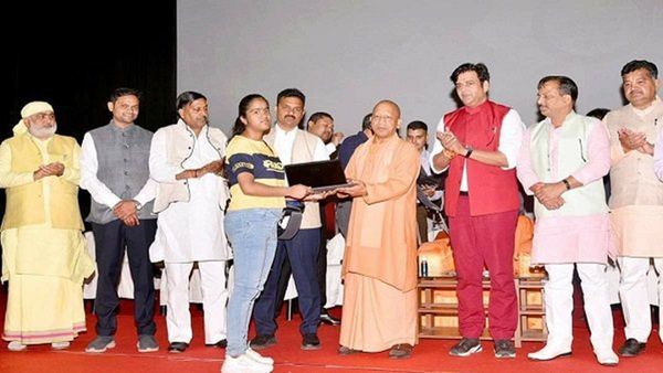 Gorakhpur News : CM યોગીએ વિદ્યાર્થીઓને આપી લેપટોપની ભેટ, કહી આ મોટી વાત