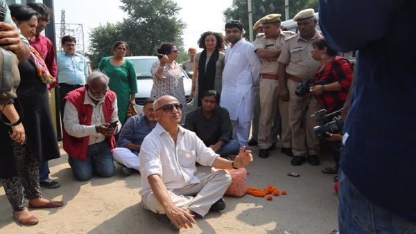 હર્ષ મંડેરની NGO પર શું લખ્યું છે?