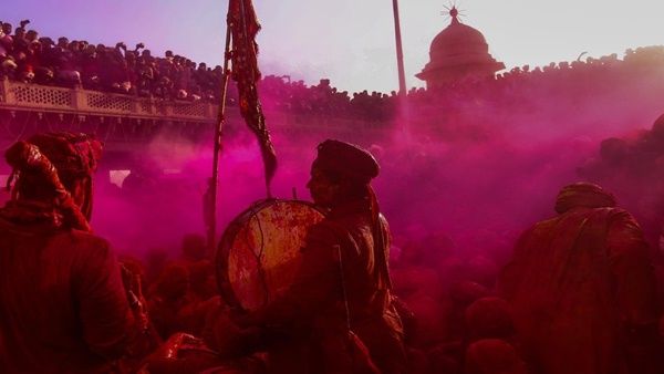 સપનામાં પોતાને ગુલાબી રંગથી હોળી રમતા જોવું