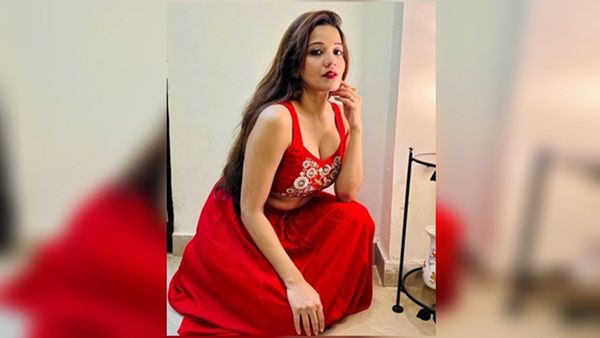 Monalisa Photos : મોનાલિસાએ કેમેરા સામે આપ્યા કિલર પોઝ, ફેન થયા ઘાયલ