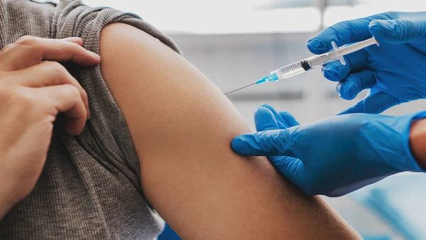 વેક્સિનેશનથી કેવી રીતે અલગ છે ઇમ્યુનાઇઝેશન? સરળ ભાષામાં સમજો