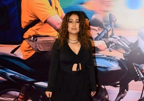 નેહા કક્કર બ્લેક આઉટફિટમાં જોવા મળી નેહા કક્કર બ્લેક આઉટફિટમાં જોવા મળી