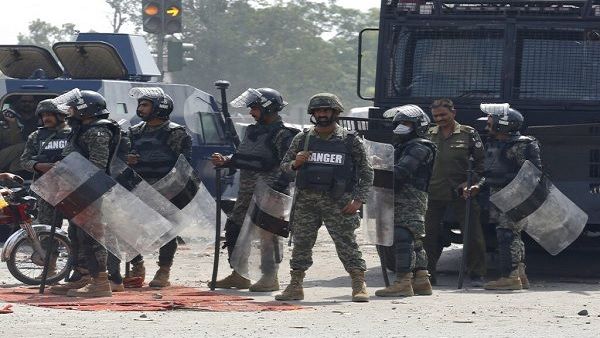 પોલીસ પર હુમલાઓ શરૂ થયા