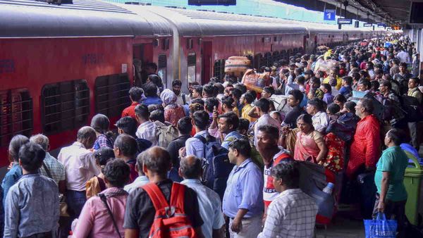 Holi Special: રેલવેની 196 ટ્રેન કરશે 491 ટ્રિપ, મુસાફરોને નહી આવે મુશ્કેલી