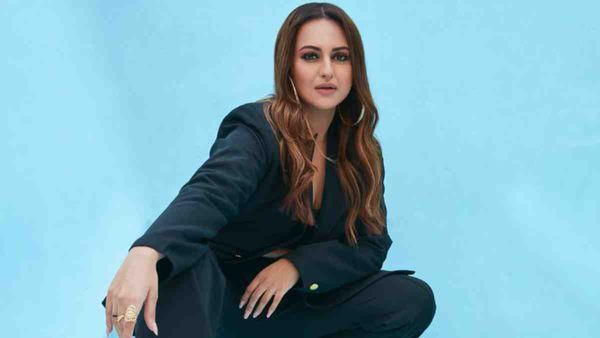 Bade miyan Chote Miyan: સોનાક્ષી સિન્હાએ કરી ધમાકેદાર એન્ટ્રી, અક્ષય કુમાર સાથે કામ કરવાને લઇને કહી આ વાત