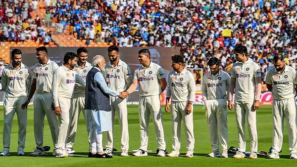 પીએમ મોદીએ મેદાનમાં ખેલાડીઓ સાથે મુલાકાત કરી પીએમ મોદીએ મેદાનમાં ખેલાડીઓ સાથે મુલાકાત કરી