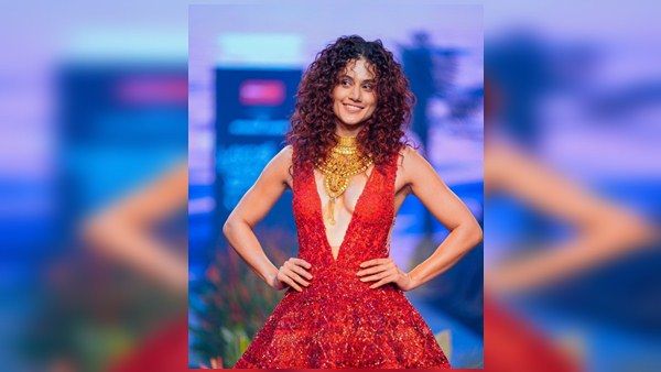 તાપસીએ ડીપ નેક ગાઉનમાં આપ્યા કિલર પોઝ