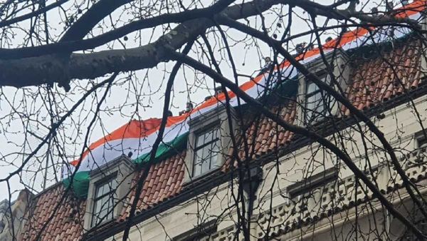લંડનમાં ભારતીય હાઇ કમીશનની બિલ્ડીંગ પર લહેરાવાયો વિશાળ તિરંગો, ખાલિસ્તાની સમર્થકોને મૂહતોડ જવાબ
