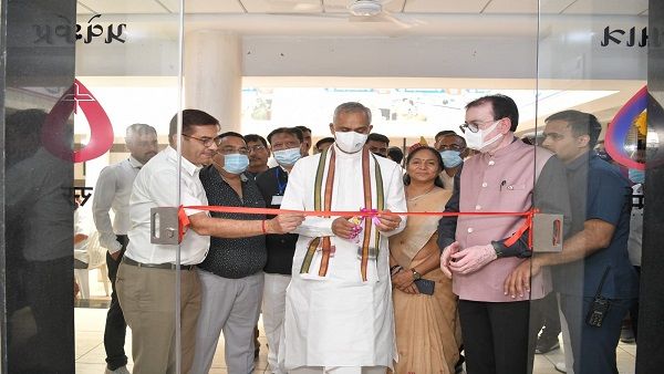 રાજ્યપાલ આચાર્ય દેવવ્રતે ભૂજમાં લાયન્સ હોસ્પિટલમાં 38 માંયાલીસિસ મશીનું કર્યુ લોકાર્પણ