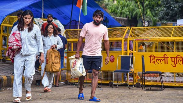 'દિલ્લી પોલીસે કહ્યુ વિરોધ કરવો હોય તો રસ્તા પર સૂઈ જાવ, સામાન લાવનારને મારી રહી છે...', બજરંગ પુનિયાનો આરોપ