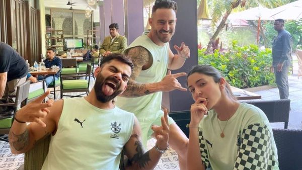 RCBના કેમ્પમાં દેખાયા રાહુલ દ્રવિડ, ફાફ સાથે મસ્તી કરતા જોવા મળ્યા કોહલી-અનુષ્કા