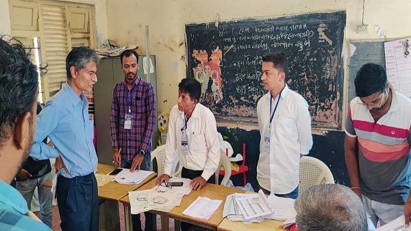 જામનગર જિલ્લા કલેક્ટર બી.એ.શાહે મતદાન કેન્દ્રોની મુલાકાત લઈ મતદારયાદી ખાસ સંક્ષિપ્ત સુધારણાની સમીક્ષા કરી