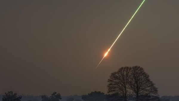 અંતરીક્ષમાંથી ધરતી પર આવી રહેલી રહસ્યમય વસ્તુ મિસાઇલ કે ઉલ્કાપિંડ? જાણો શુ હતી રહસ્યમય ઘટના